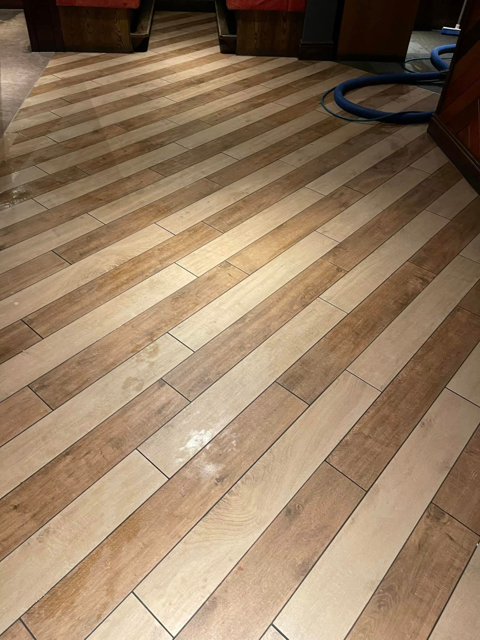 Wood-effect laminate floor